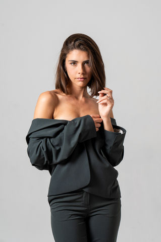 Mujer posando en estudio para book fotográfico profesional en Barcelona.