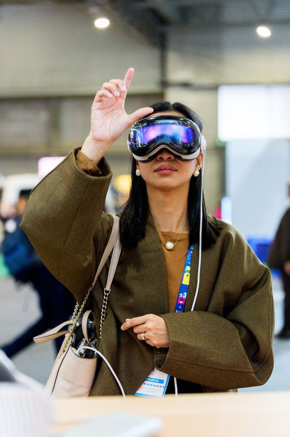 Fotografía profesional de asistente usando realidad virtual en evento tecnológico