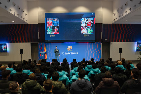 Vista panorámica de un congreso de fútbol en Barcelona.