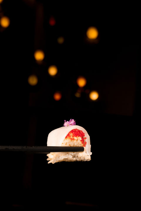 Sushi con fondo bokeh cálido, fotografía gastronómica en Barcelona
