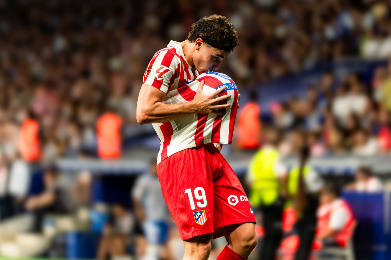 Jugador del Atlético de Madrid celebrando una acción durante un partido oficial de fútbol, fotografía deportiva profesional en estadio.