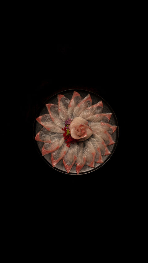 Sashimi en forma circular sobre fondo oscuro, Barcelona