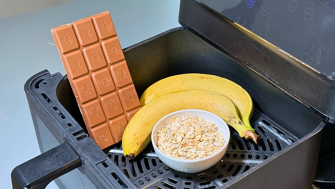 Ripe bananas, oats and chopped chocolate become soft, naturally sweet bites with crisp edges in the air fryer. This simple three-ingredient treat is easy to portion, gentle on the budget and lovely with coffee, tea or a spoonful of yogurt.