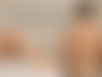 femme jambes lisses et homme de dos dans une cabine beige claire, traitement laser et électrolyse combinés