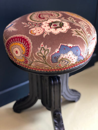 Réfection d'un tabouret de piano Napoléon III en velours de chez Lelièvre. Saint-Malo