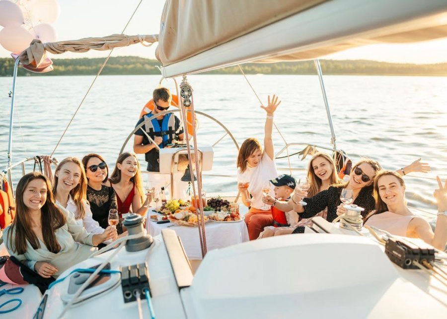 rent-yacht-singapore-Maksim-Goncharenok-via-Pexels-900x643