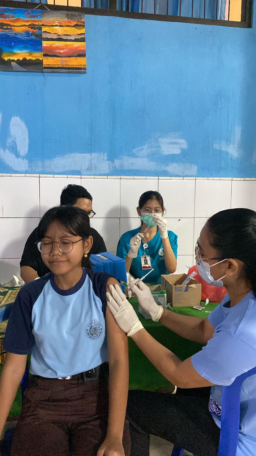 Students of SMPN 2 Gianyar received vaccinations