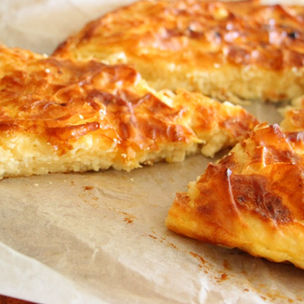 Plăcintă Filo cu Branza - infuzata cu sos de unt