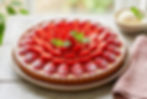Tartă fină cu crustă fragedă, cremă catifelată de vanilie și căpșuni proaspete glazurate. Un desert elegant, răcoritor și perfect pentru sezonul căpșunilor.