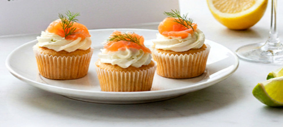 Savurează aceste Mini Cupcakes cu Somon Afumat – gustări sărate, pufoase și delicate, cu cremă de brânză și ierburi proaspete. Perfecte pentru brunch, aperitive festive sau întâlniri cu prietenii.”
