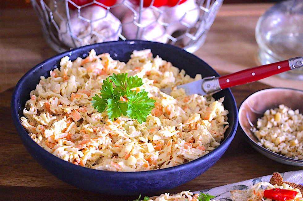 Salata de pui cu telină, mar, nuca si iaurt Grecesc poate fi o varianta sanatoasa pentru masa de pranz sau cina, dar si un acompaniament perfect pentru un antreu sau chiar servita ca o garnitura.