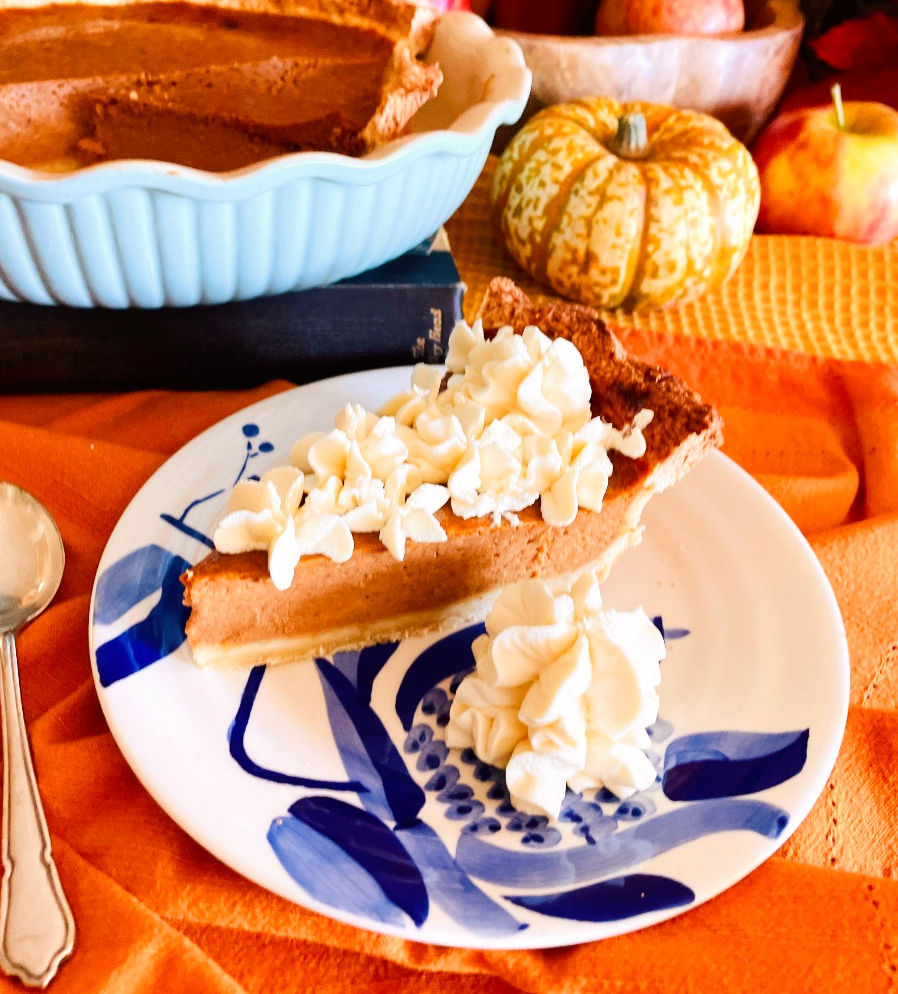 Tartă cu aluat fraged și umplutură cremoasă de dovleac, aromată cu scorțișoară, nucșoară și cuișoare. Dulceața toamnei, gata să fie savurată cu frișcă sau sirop de arțar.