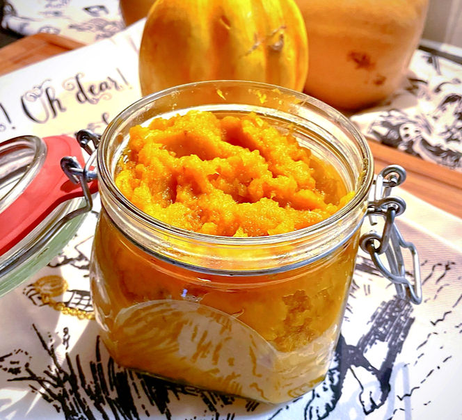 Tartă cu aluat fraged și umplutură cremoasă de dovleac, aromată cu scorțișoară, nucșoară și cuișoare. Dulceața toamnei, gata să fie savurată cu frișcă sau sirop de arțar.