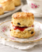 Scones tradiționale englezești, fragede și pufoase, cu interior moale și ușor untos. Perfecți pentru ceaiul de după-amiază, acești scone sunt delicioși serviți calzi, cu clotted cream, dulceață sau toppinguri preferate.