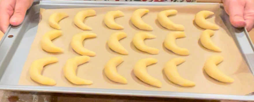 Classic Austrian Vanillekipferl: tender, buttery almond crescents infused with real vanilla and dusted in a sweet, fragrant vanilla sugar coating. Delicate, melt-in-your-mouth, and perfect for Christmas baking or gifting