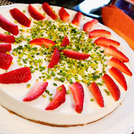 Cheesecake Fără Coacere cu Iaurt, Căpșuni și Amaretti