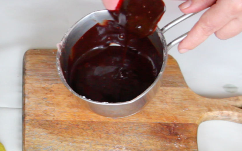 Salam de biscuiți vegan cu glazură de cacao, fără coacere, ușor de preparat. Desert rapid cu biscuiți, nuci și aromă intensă de ciocolată, perfect pentru orice ocazie.
