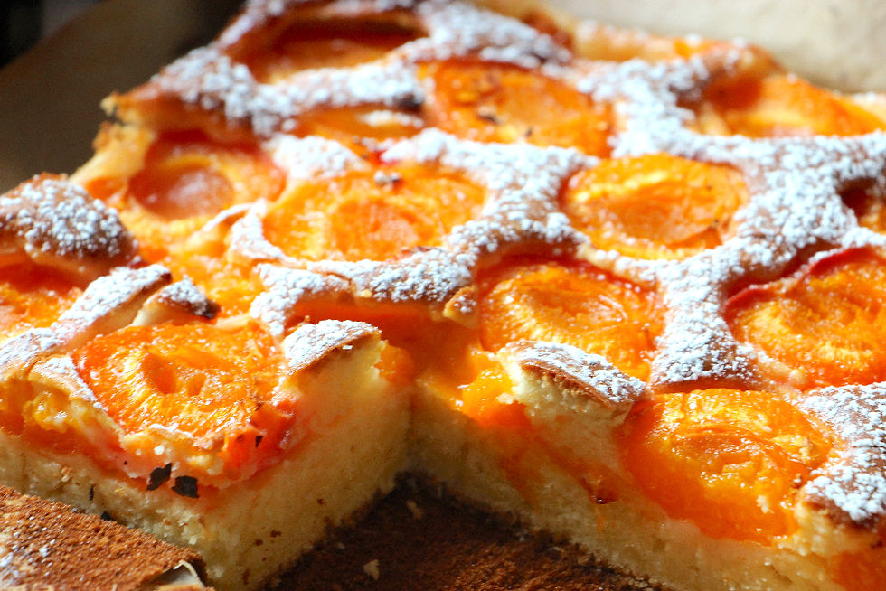 This easy apricot tray cake is summer dessert perfection — a cloud-like sponge bursting with caramelized fruit and bright lemon zest. Ready in under an hour, it’s the ultimate fuss-free treat for picnics, potlucks, or lazy afternoon indulgences.