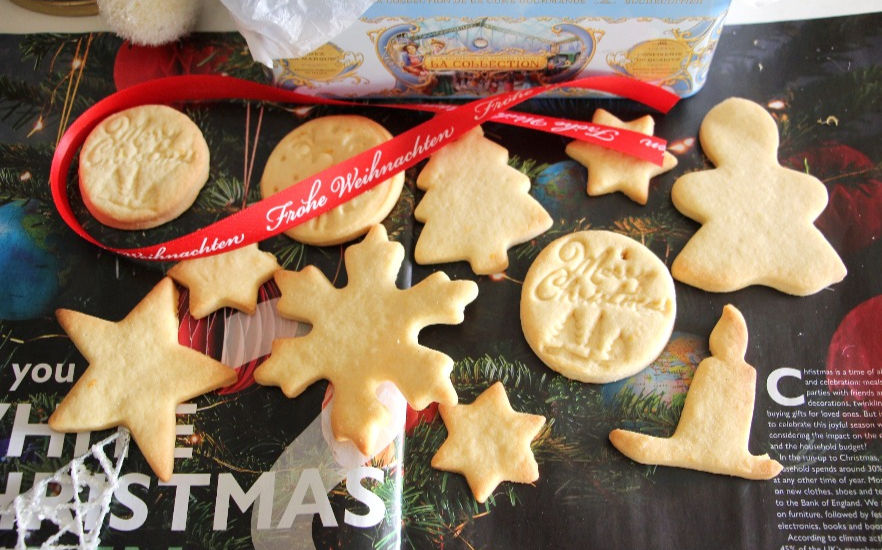 Christmas Cookies - Vanilla Biscuits - Sablés de Noël: perfectly blend simplicity and elegance in baking. Their delicate, melt-in-your-mouth texture and subtle flavors of butter, vanilla, and citrus capture the magic of the holiday season.