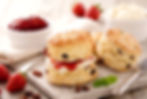 Scones tradiționale englezești, fragede și pufoase, cu interior moale și ușor untos. Perfecți pentru ceaiul de după-amiază, acești scone sunt delicioși serviți calzi, cu clotted cream, dulceață sau toppinguri preferate.
