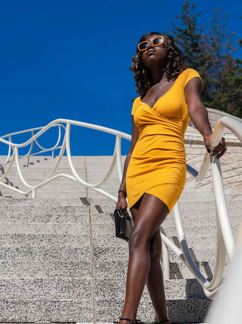 Murielle catch the sun with her nice Yellow dress