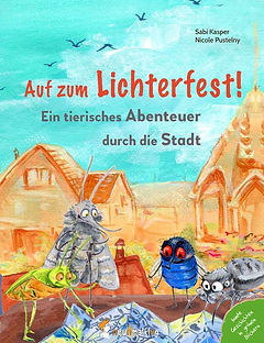 Cover von "Auf zum Lichterfest": Auf einem Dach über der Stadt sind Filbert Fliege, Monty Motte, Winnifred Wanze und Smilla Spinne in einen Stadtplan vertieft.