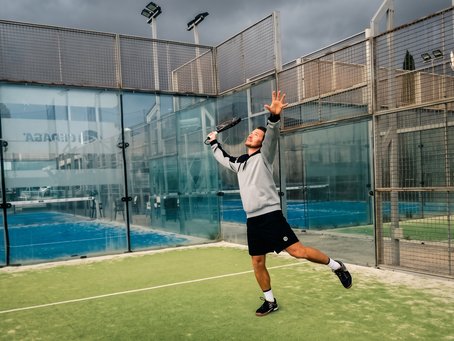 Joueur de padel qui fait une bandeja