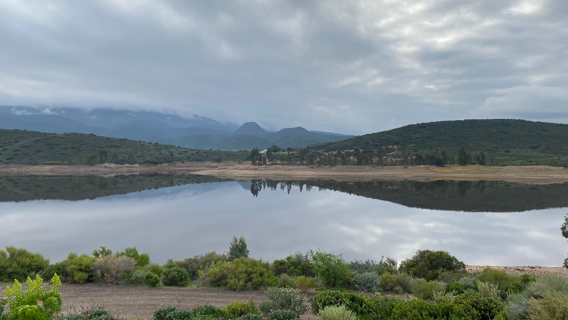 misty morning over the dam in Montagu