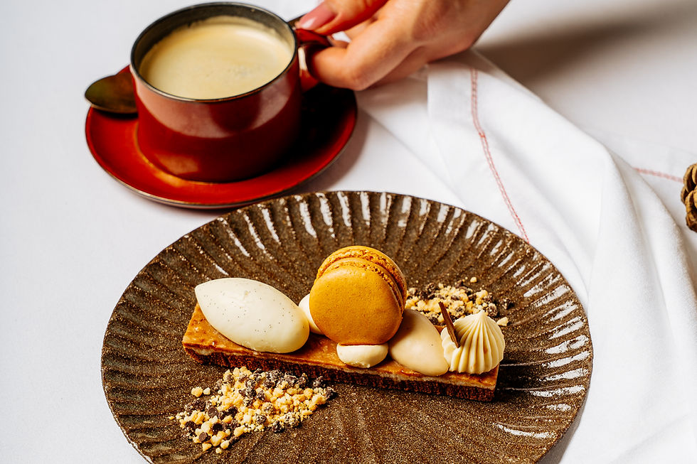 Feestdessert met praliné en macaron – huisgemaakt door Bistro MaReine.