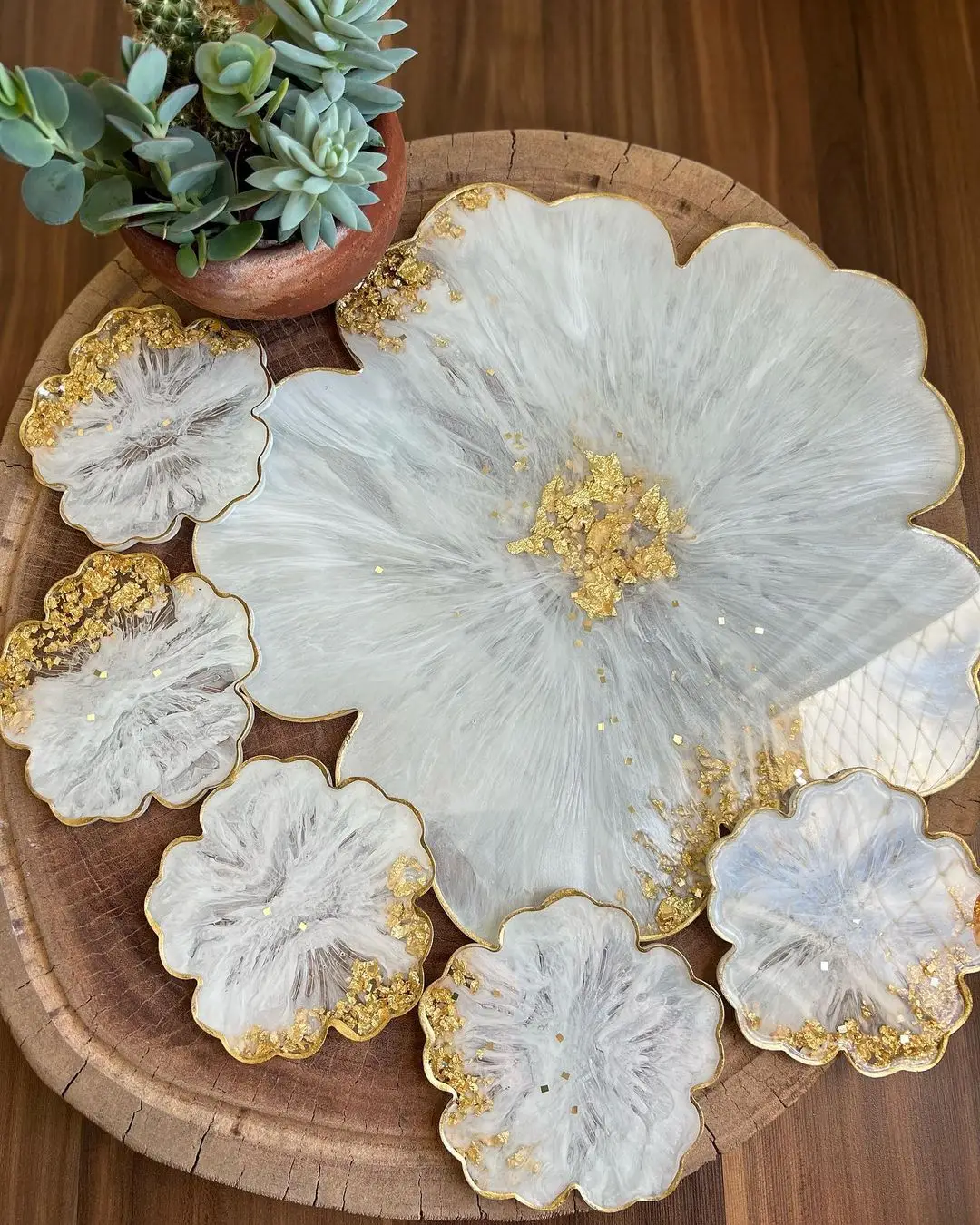 Saiba como fazer bandesa de resina em formato de flor branco com dourado passo a passo do zero para iniciantes online com vídeo aula