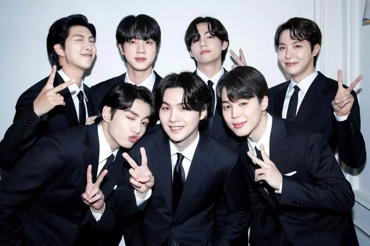 Mini Livro para Colorir de personagens infantis stitch rapunzel bts kpop mickey e minnie Desenhos Prontos para Imprimir e Criar uma Lembrancinha Criativa e Econômica atividade para crianças colorir coordenação motoro divertido grátis para baixar 1 folha a4