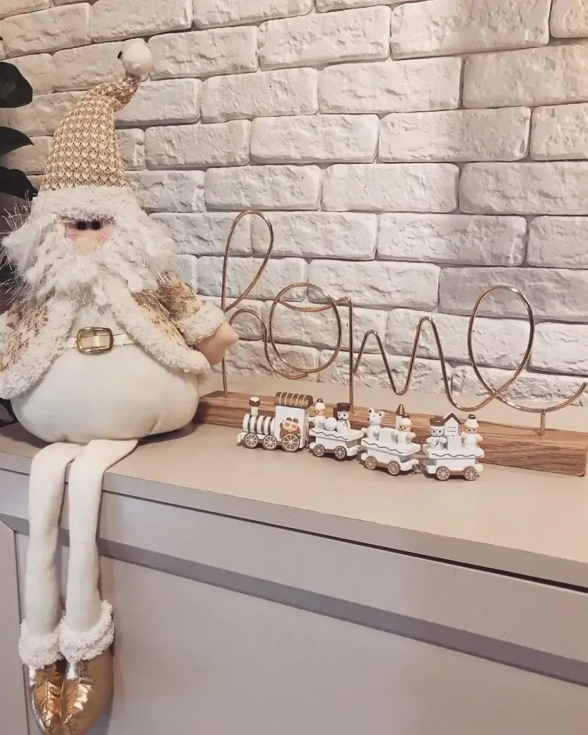 Decoração de Natal para fazer em casa com duende de pelúcia, trem de natal e decoração aramada com palavra home em branco e dourado