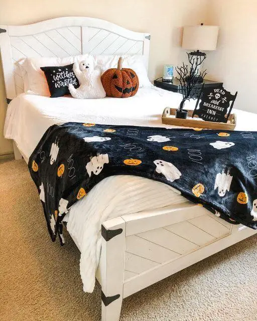 Quarto simples decorado para o halloween, com abóbora e fantasma.
