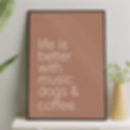 Arte Digital Imagem para Quadro Decorativo para Imprimir com frase Life is better with music dogs & coffee - Mocha Mousse