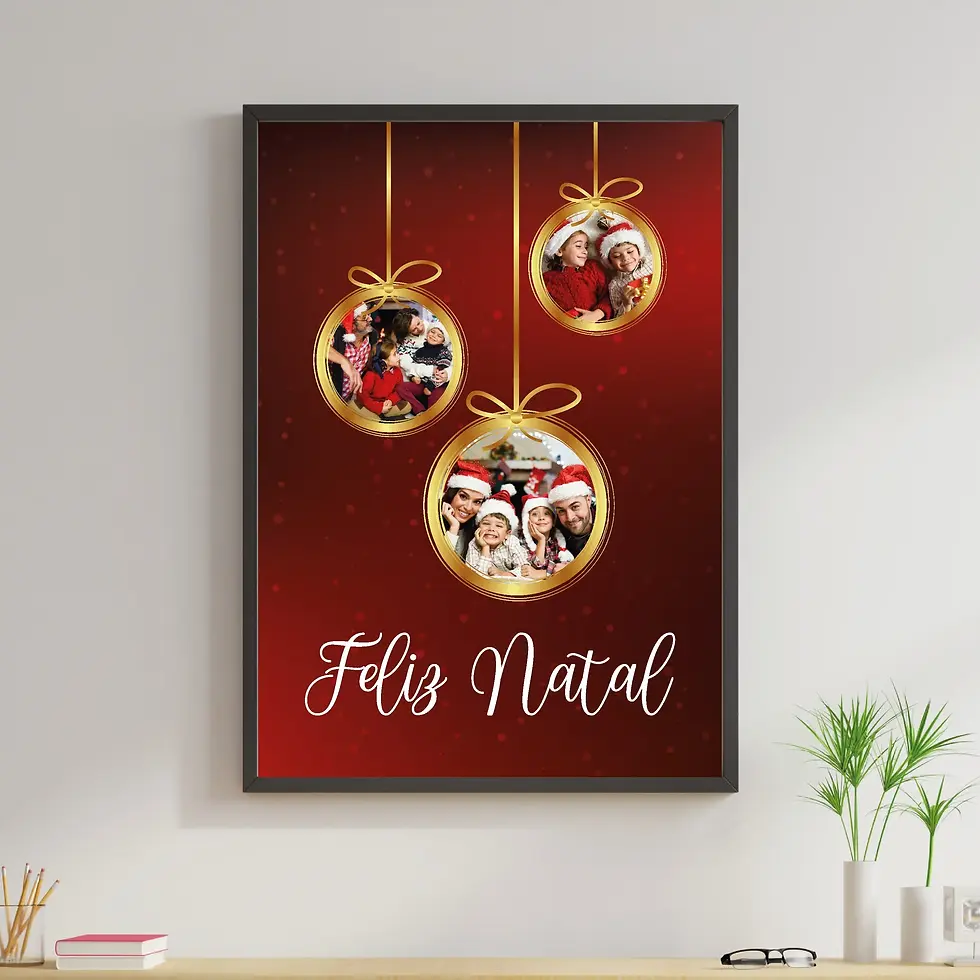 Arte digital para quadro decorativo para imprimir com Bolinhas de Natal com 3 fotos e frase Feliz Natal para decoração natalina ou presentear no natal
