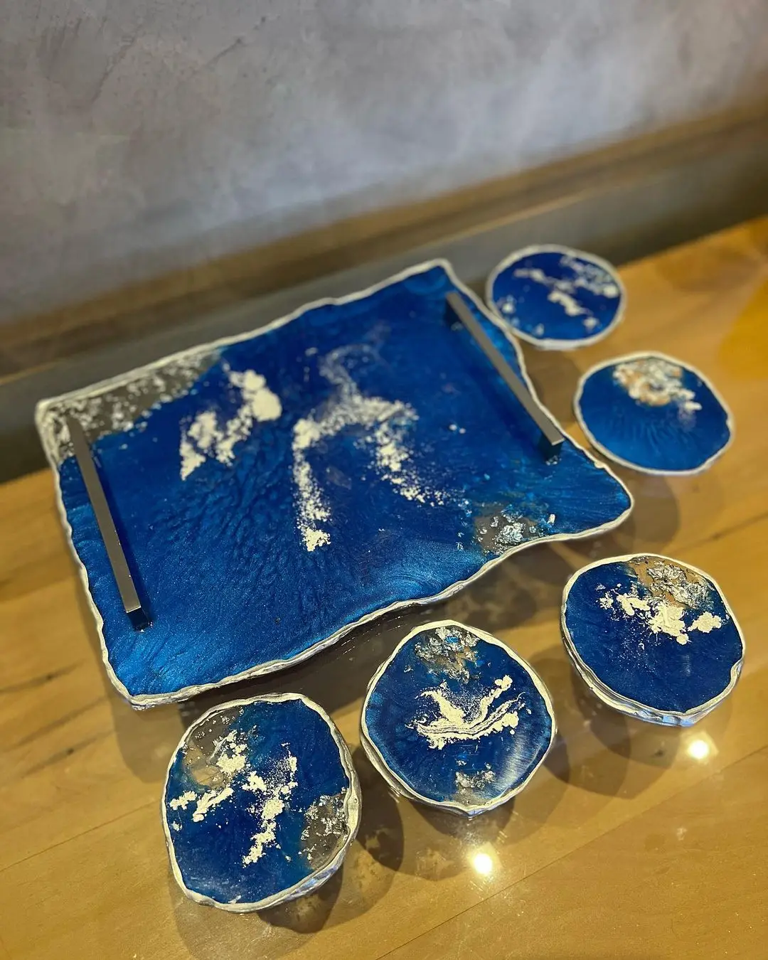 Aprenda como fazer kit de bandeja e porta copos de resina epóxi azul com folhas de ouro para vender e ganhar dinheiro com renda extra