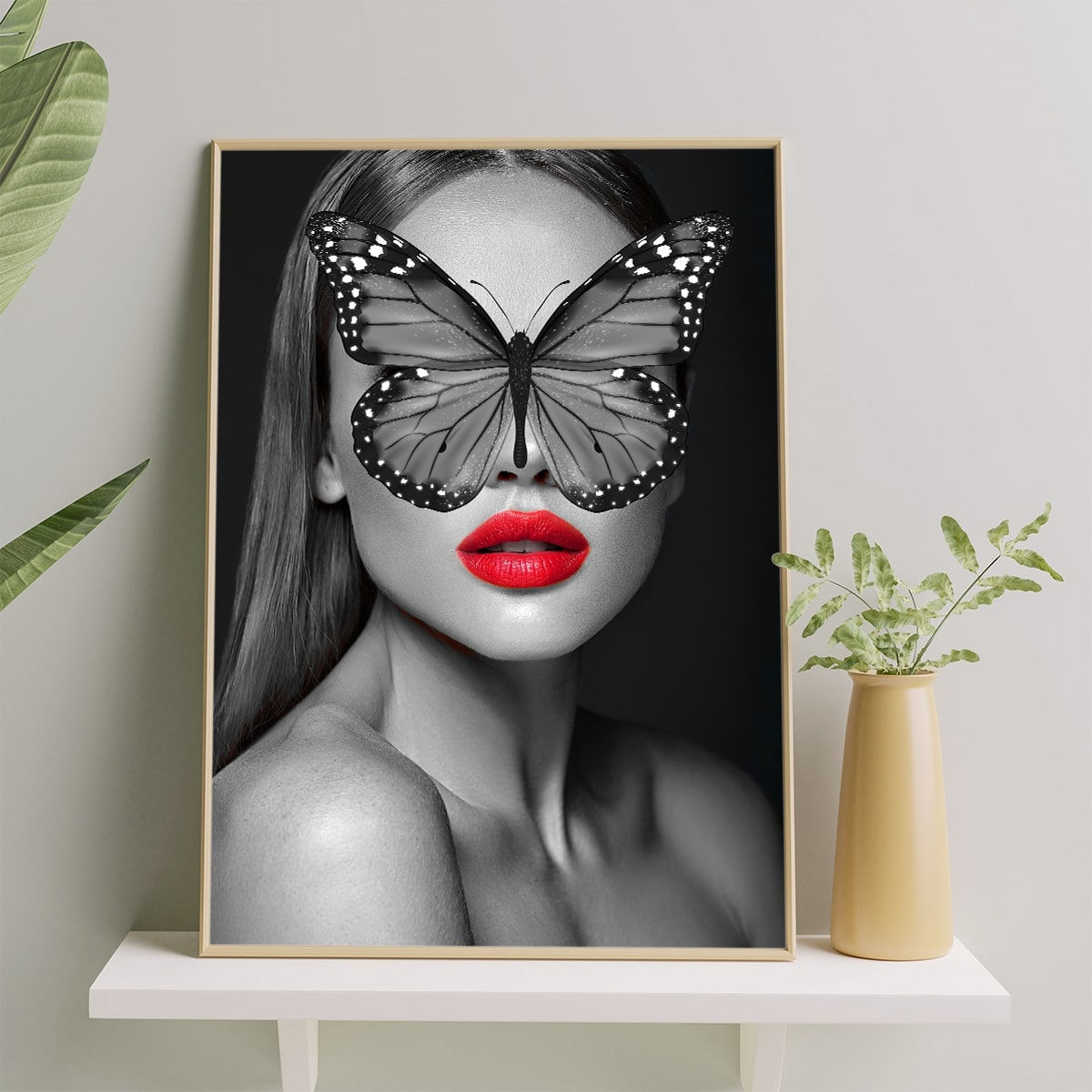 Mulher com borboleta no rosto - Preto e Branco