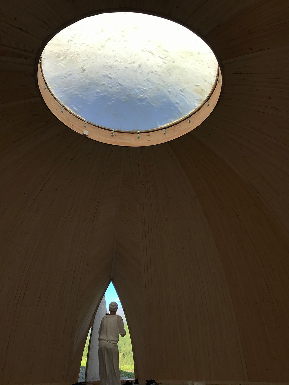 Den unike yogabygningen i tre på Soleggen fjellstue, lom, formet som en dom