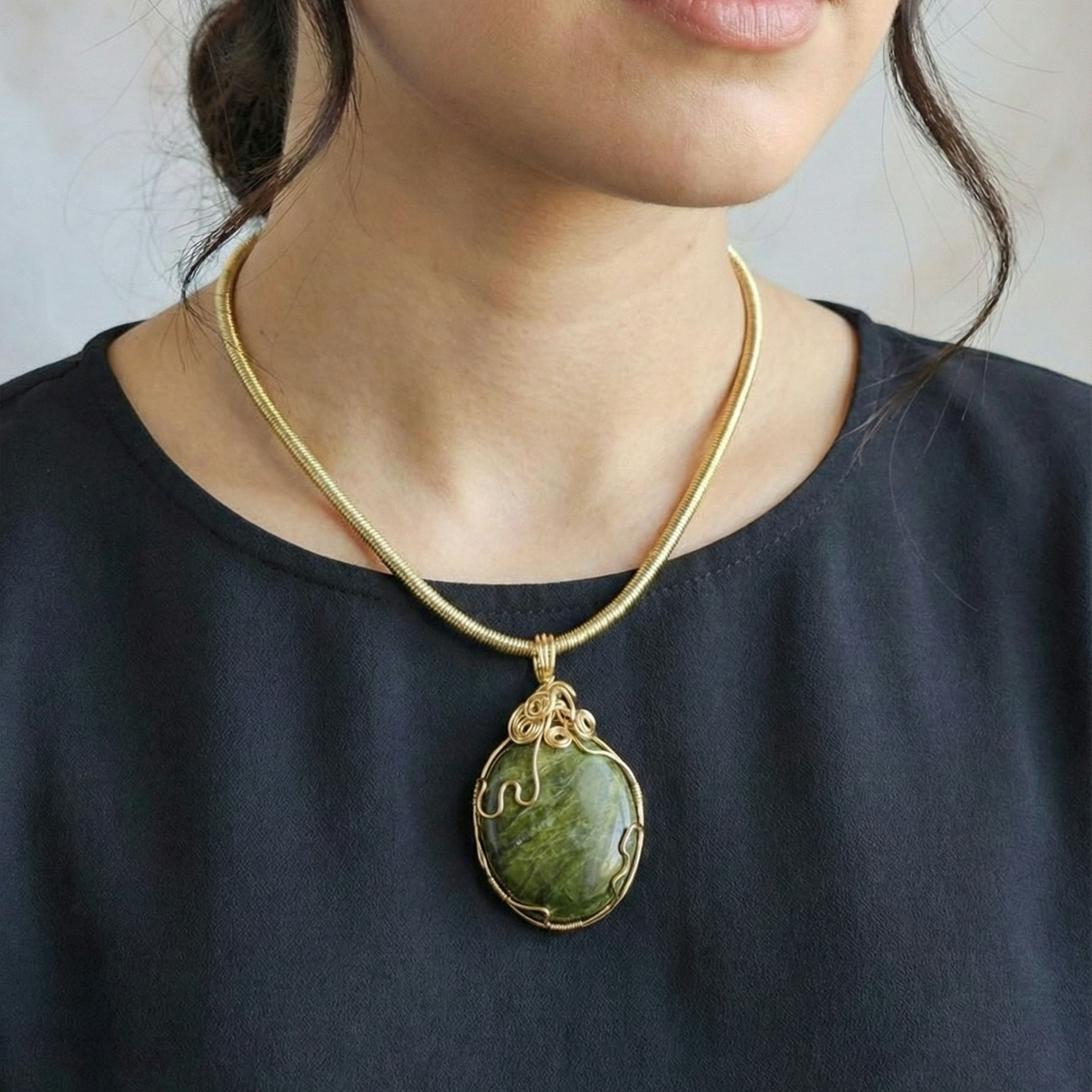 תליון ג'ספר ירוק בחיבוק של זהב – One of a Kind