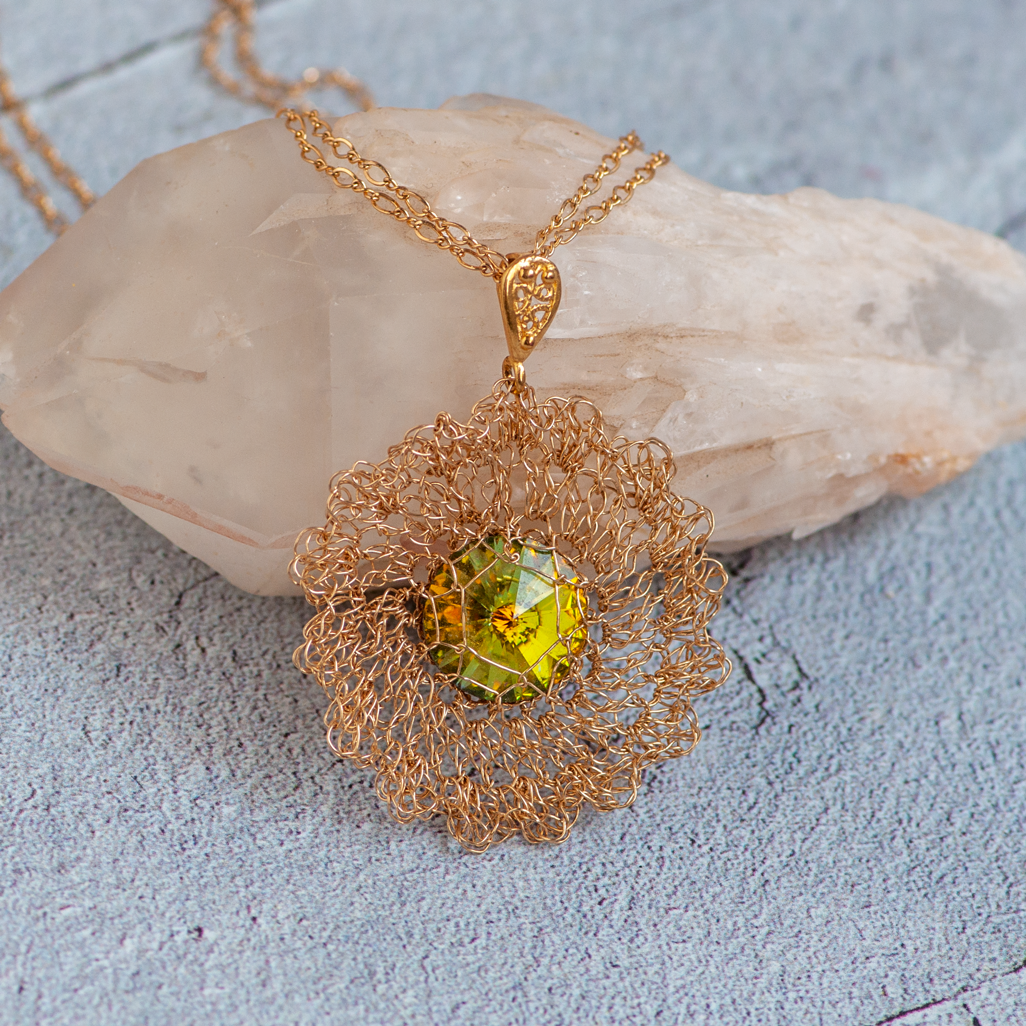 תליון גולדפילד עגול ואבן סברובסקי ירוקה מרכזית