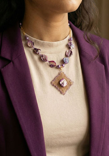 עיצוב מחדש לשרשרת צדפים: תליון סרוג ושרשרת פנינים סגולות על הגוף, במראה אלגנטי עם ג'קט תואם