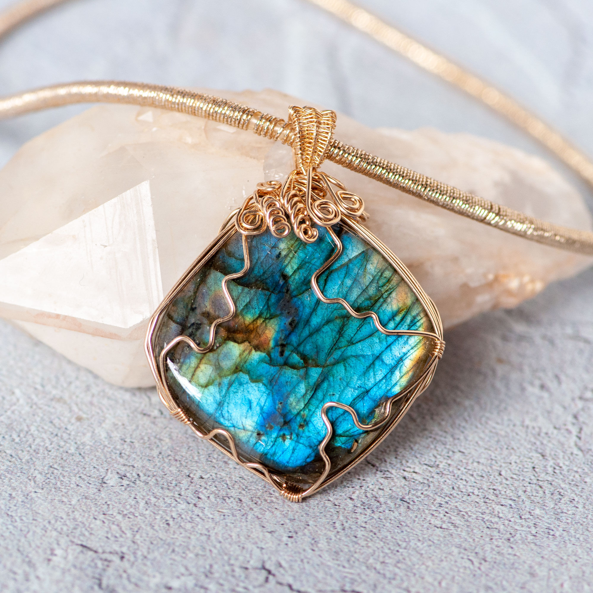 אבן לברדורייט אמיתית, בתליון גולדפילד מעוצב בעבודת יד