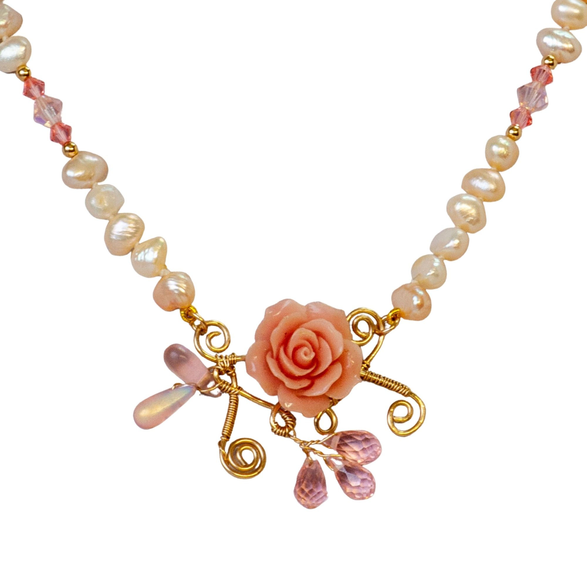 שרשרת פנינים עם תליון מעוצב מגולדפילד בשילוב פרח וחרוזי סברובסקי