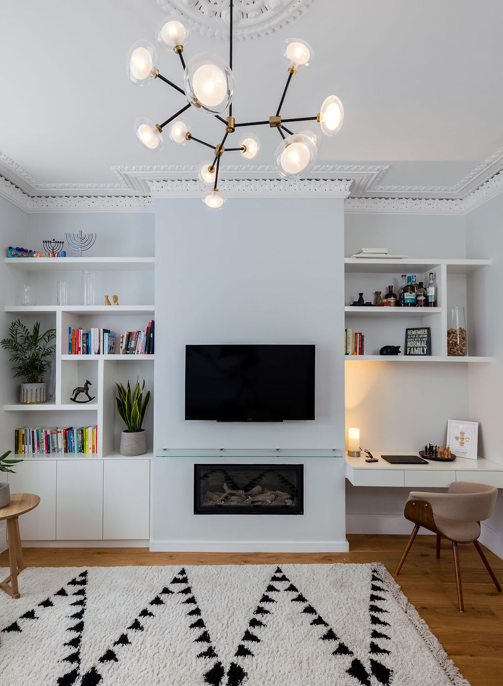 The wallpaper was demolished and replaced with light grey paint which gave a bright modern background to the room. A desk and shelves had been fitted to serve the after Corona’s needs to work from home.