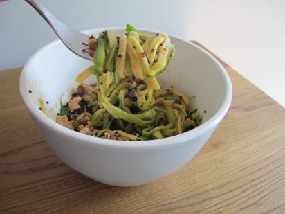 Bowl de zoodles y quinoa negra