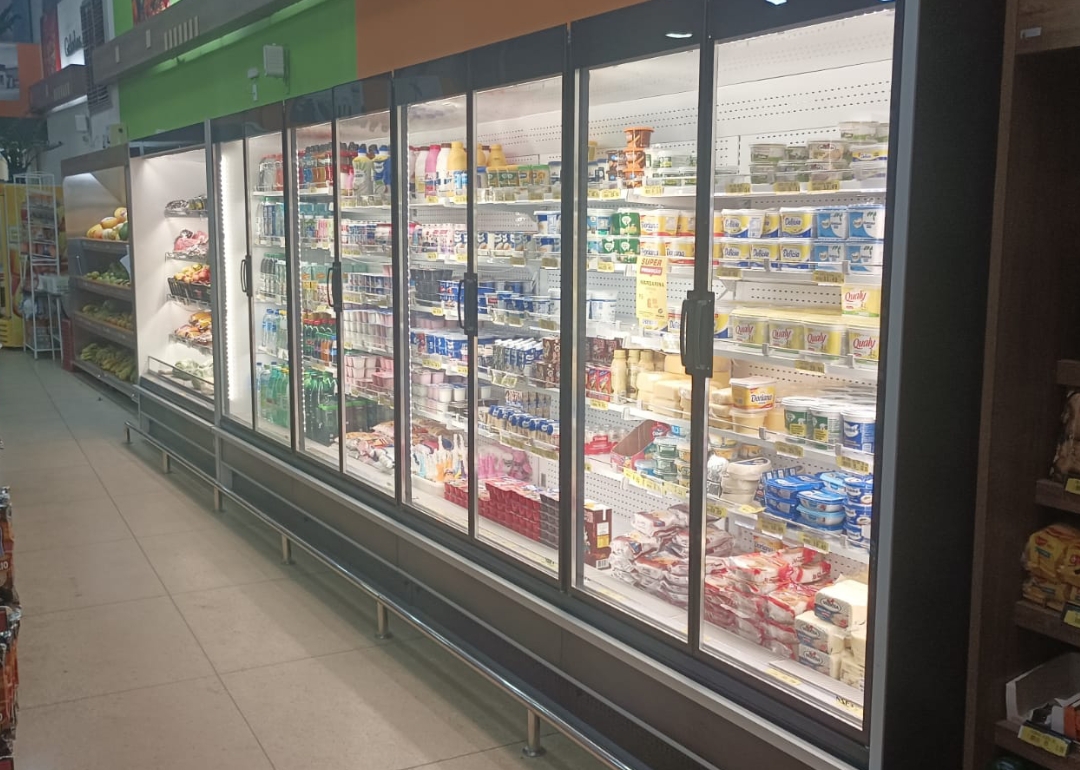 Balcões frigoríficos em supermercado