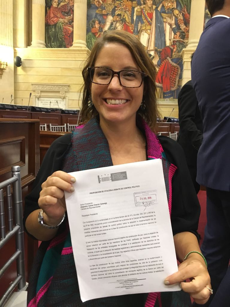Juanita Goebertus después de radicar la proposición
