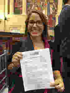 Juanita Goebertus después de radicar la proposición