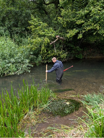 Fitting sediment trap into river