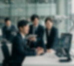 東京のイノベーション拠点で最先端技術を操作しながら協働する日本人ビジネスパーソン